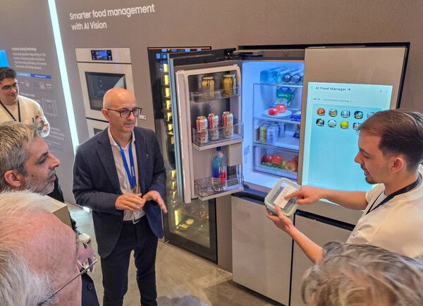 관람객이&nbsp;미국 라스베이거스에서 열리는 세계 최대 전자 전시회 'CES 2026'에 마련된 윈호텔 삼성전자 단독 전시관에서 '비스포크 AI 패밀리허브' 냉장고를&nbsp;체험하고 있다.