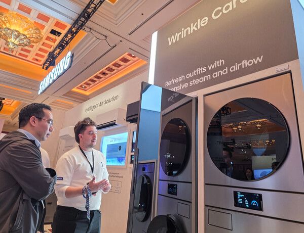 관람객이&nbsp;미국 라스베이거스에서 열리는 세계 최대 전자 전시회 'CES 2026'에 마련된 윈호텔 삼성전자 단독 전시관에서 '비스포크 AI 에어드레서'를 체험하고 있다.