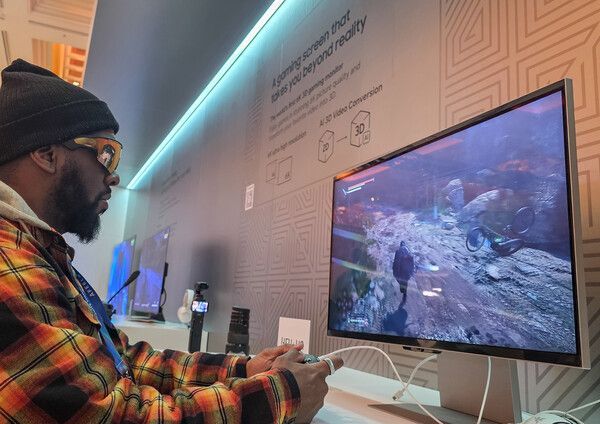 관람객이&nbsp;미국 라스베이거스에서 열리는 세계 최대 전자 전시회 'CES 2026'에 마련된 윈호텔 삼성전자 단독 전시관에서 '게이밍 모니터'를 체험하고 있다.