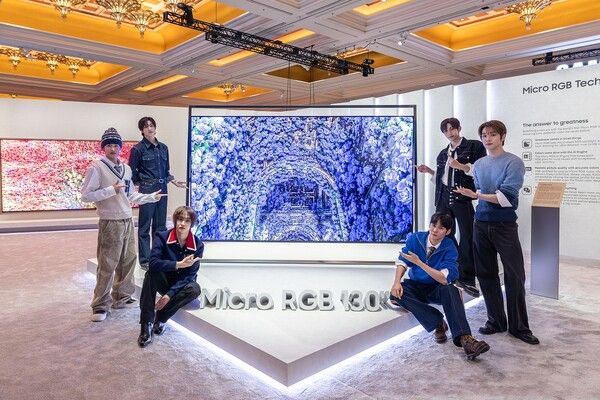 K팝 아티스트 라이즈(RIIZE)가 CES 2026&nbsp;삼성전자 '더 퍼스트룩' 단독 전시관에서 세계 최초&nbsp;'130형 마이크로 RGB TV'를 소개하고 있다. /삼성전자 제공