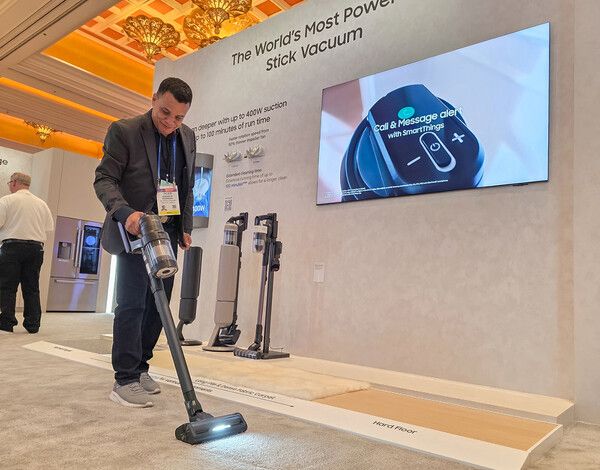 관람객이 미국 라스베이거스에서 열리는 세계 최대 전자 전시회 'CES 2026'에 마련된 윈호텔 삼성전자 단독 전시관에서 '비스포크 AI 제트 400W' 스틱 청소기를&nbsp; 체험하고 있다.