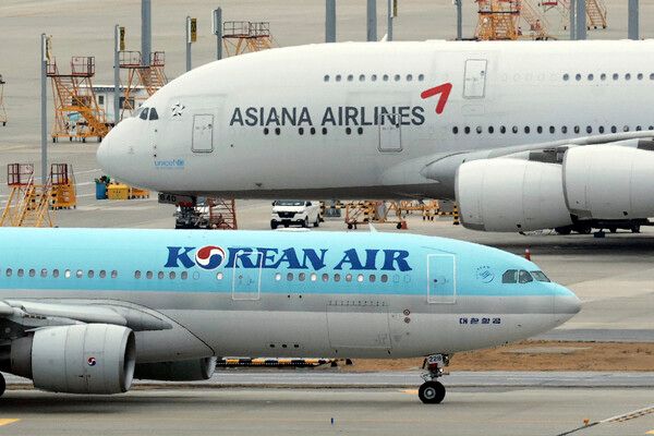 인천국제공항 전망대에서 바라본 공항 계류장 내 대한항공과 아시아나항공 모습. /사진=뉴시스