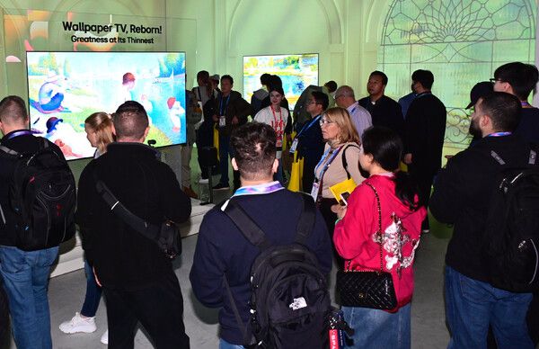 7일(현지 시간) 미국 라스베이거스에서 열리고 있는 세계 최대 가전∙IT 전시회 ‘CES 2026’에서 관람객들이 LG전자의 'LG 올레드 에보 W6'와 자체 OS인 webOS를 살펴보고 있다. /LG전자 제공