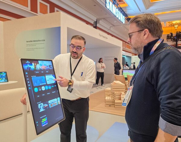 관람객이&nbsp;미국 라스베이거스에서 열리는 세계 최대 전자 전시회 'CES 2026'에 마련된 윈호텔 삼성전자 단독 전시관에서 '더 무빙스타일' 무선 이동형 스크린을 체험하고 있다. /삼성전자 제공