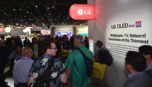 7일(현지 시간) 미국 라스베이거스에서 열리고 있는 세계 최대 가전∙IT 전시회 ‘CES 2026’의 LG전자 전시관에 관람객들이 운집해 있다. /LG전자 제공
