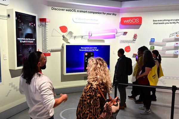 7일(현지 시간) 미국 라스베이거스에서 열리고 있는 세계 최대 가전∙IT 전시회 ‘CES 2026’에서 관람객들이 LG전자의 'LG 올레드 에보 W6'와 자체 OS인 webOS를 살펴보고 있다. /LG전자 제공