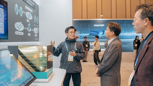 &nbsp;곽노정 대표이사 사장(오른쪽에서 두 번째)이 CES 2026 SK하이닉스 전시 부스를 둘러보고 있다.&nbsp;[사진=SK하이닉스] (포인트경제)