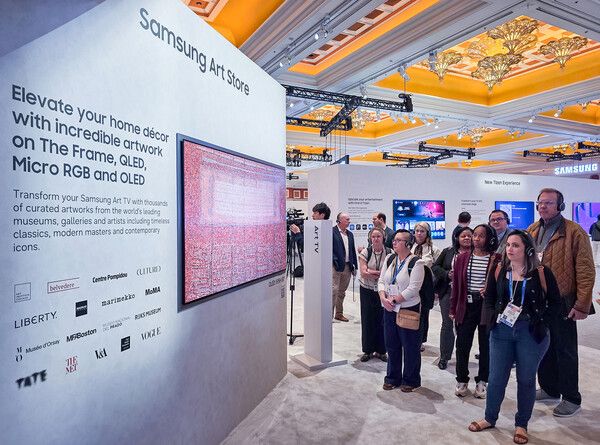 관람객이&nbsp;미국 라스베이거스에서 열리는 세계 최대 전자 전시회 'CES 2026'에 마련된 윈호텔 삼성전자 단독 전시관에서 '아트 TV'를 구경하고 있다. /삼성전자 제공