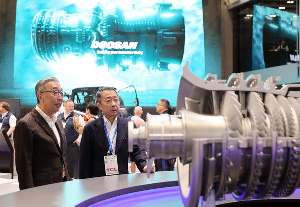 박정원 두산그룹 회장(오른쪽)과 박지원 그룹부회장(왼쪽)이 7일(현지시간) 미국 라스베이거스에서 열리고 있는 CES 2026 현장에서 두산 부스에 전시된 가스터빈 모형을 살펴보고 있다. /두산 제공