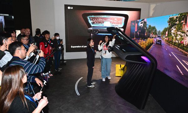 7일(현지 시간) 미국 라스베이거스에서 열리고 있는 세계 최대 가전∙IT 전시회 ‘CES 2026’에서 관람객들이 LG전자의 AI 기반 차량용 솔루션을 체험하고 있다. /LG전자 제공