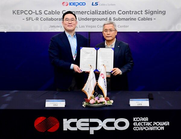 지난 6일(현지시간) 미국 라스베이거스 CES 2026에서 열린 ‘LS전선-한전, HVDC 자산관리시스템 공동 사업 계약 체결식’에서 구본규 LS전선 대표(왼쪽)와 김동철 한전 대표가 기념 촬영을 하고 있다. /LS전선 제공