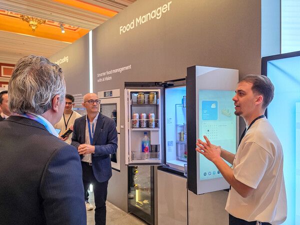 관람객이&nbsp;미국 라스베이거스에서 열리는 세계 최대 전자 전시회 'CES 2026'에 마련된 윈호텔 삼성전자 단독 전시관에서 '비스포크 AI 패밀리허브' 냉장고를&nbsp;체험하고 있다. /삼성전자 제공