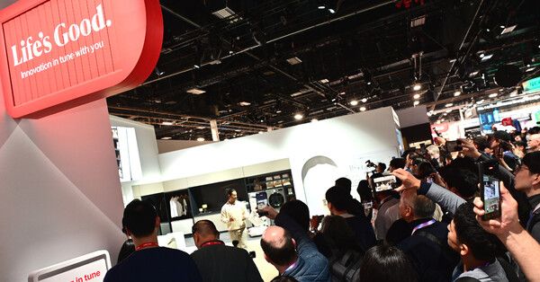 7일(현지 시간) 미국 라스베이거스에서 열리고 있는 세계 최대 가전∙IT 전시회 ‘CES 2026’의 LG전자 전시관에 관람객들이 운집해 있다. /LG전자 제공