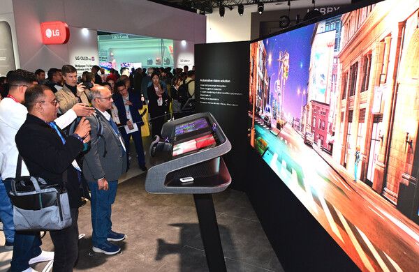 7일(현지 시간) 미국 라스베이거스에서 열리고 있는 세계 최대 가전∙IT 전시회 ‘CES 2026’에서 관람객들이 LG전자의 AI 기반 차량용 솔루션을 체험하고 있다. /LG전자 제공