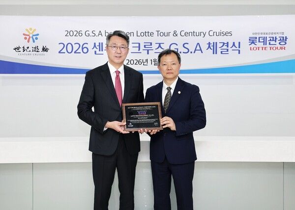 롯데관광개발 백현 대표이사(왼쪽)와 센츄리 크루즈 리차드 부사장(오른쪽)가 GSA 계약 체결 후 기념사진을 촬영하고 있다. /롯데관광개발 제공