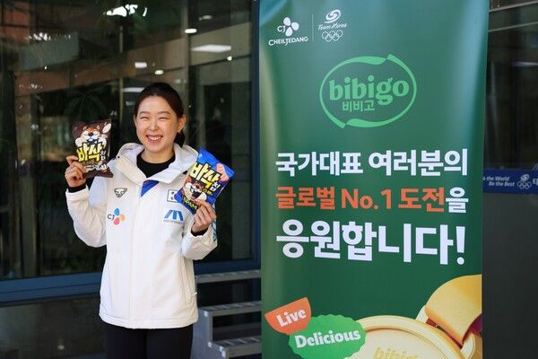 스피드스케이팅 국가대표 김민선 선수가 바삭칩 제품을 들고 기념사진을 찍는 모습 /CJ 제공