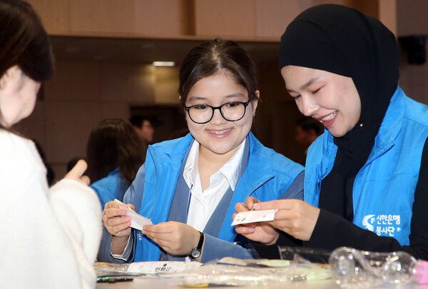 28일 서울 중구 소재 신한은행 본점에서 진행된 ‘2026 Swith Global CSR 프로젝트’ 행사에 참여한 외국인 장학생들이 봉사활동을 하고 있는 모습 /신한은행