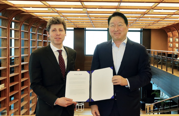 지난해 10월&nbsp;최태원 SK그룹 회장과 샘 올트먼 오픈AI 최고경영자(CEO) /SK그룹