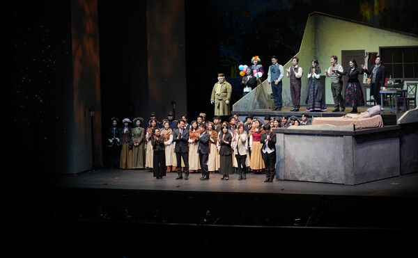 지난 7일 창원 성산아트홀에서 열린 경남오페라단 창단 35주년 기념 행사에 초대된 BNK경남은행 김태한 은행장, 경남오페라단 정영식 이사장, 라 보엠 출연진 등이 시민과 고객들에게 인사를 하고 있다. /BNK경남은행