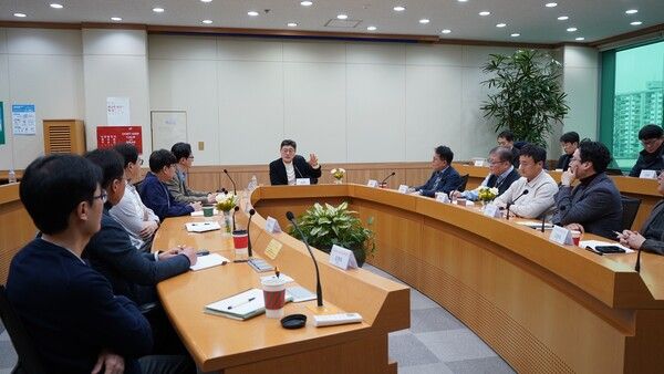 SKT 정재헌 CEO가 광주 우산사옥에서 임원-팀장 티 미팅을 진행하는 모습 /SK텔레콤 제공