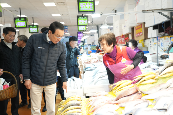 10일 노동진 수협중앙회장(사진 왼쪽)이 서울 동작구 노량진수산시장을 방문해 정부 비축 및 제수용 수산물을 직접 구입하며 현장 가격 동향을 살피고 있다.