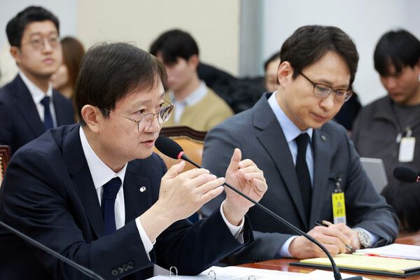 이찬진 금융감독원장이 11일 서울 여의도 국회에서 열린 정무위원회의 빗썸 관련 긴급 현안질의에서 의원 질의에 답하고 있다. /사진=뉴시스