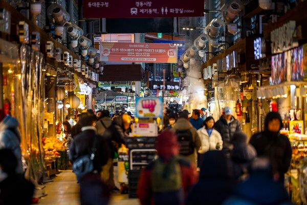 &nbsp;연휴를 앞둔 지난 8일 서울 동대문구 청량리종합시장을 찾은 시민들이 장을 보고 있다. /사진=뉴시스