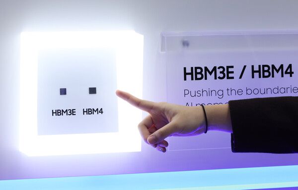 지난해&nbsp;서울 강남구 코엑스에서 개막한 제27회 반도체대전을 찾은 관람객이 삼성전자의 HBM4를 둘러보고 있다./사진=뉴시스