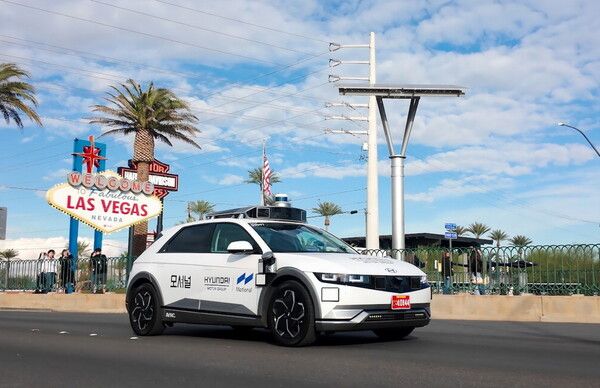 현대자동차그룹 모셔널 로보택시가 미국 라스베이거스 시내를 주행하는 모습. [사진=현대차] (포인트경제)