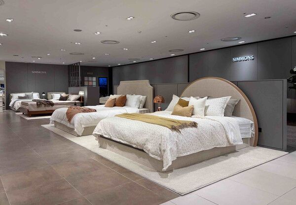 시몬스&nbsp;침대가&nbsp;‘시몬스&nbsp;롯데백화점&nbsp;일산점’을&nbsp;리뉴얼&nbsp;오픈해&nbsp;쾌적한&nbsp;쇼핑&nbsp;환경을&nbsp;제공한다.