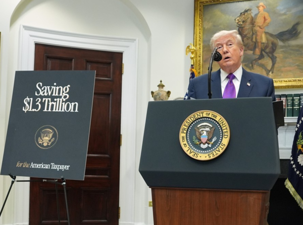 '위해성 판단' 폐지 발표하는 트럼프 / AP=연합뉴스 (포인트경제)