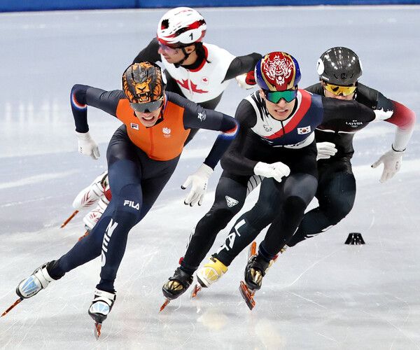 &nbsp;14일 (현지 시간) 이탈리아 밀라노 아이스 스케이팅 아레나 경기장에서 열린 2026 밀라노·코르티나담페초 동계올림픽 쇼트트랙 남자 1500m 결승에서 황대헌이 역주하고 있다./ 사진=뉴시스