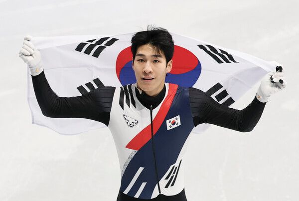 &nbsp;쇼트트랙 황대헌이 14일(현지 시간) 이탈리아 밀라노 아이스 스케이팅 아레나에서 열린 2026 밀라노·코르티나 담페초 동계올림픽 쇼트트랙 스피드스케이팅 남자 1500m에서 은메달을 차지한 뒤 태극기를 들고 경기장을 돌고 있다. /사진=뉴시스