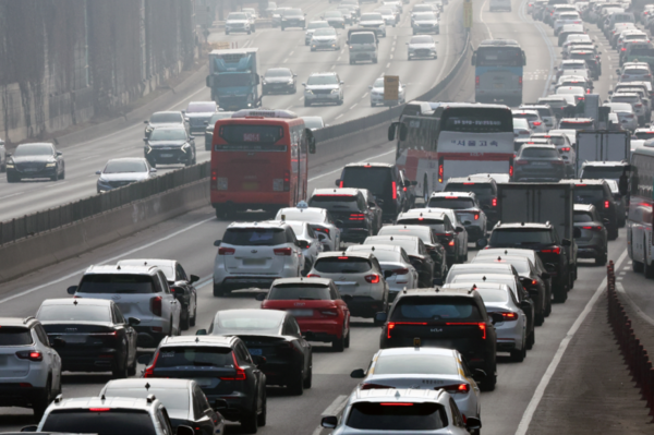설 연휴가 시작된 14일 오후 서울 서초구 잠원IC 인근 경부고속도로 하행선(오른쪽)이 정체를 빚고 있다. /사진=뉴시스