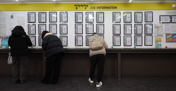 지난&nbsp;4일 서울 마포구 서울서부고용복플러스센터내 채용게시대의 모습. /사진=뉴시스