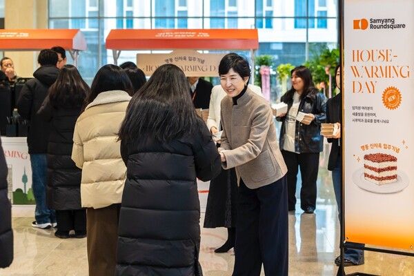 명동 신사옥에서 열린 ‘하우스-워밍 데이’ 행사에서 임직원들에게 간식을 전달하고 있는 김정수 삼양라운드스퀘어 부회장.