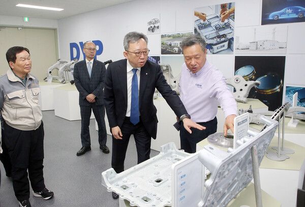 정상혁 신한은행장(앞줄 가운데)이 지난 1월 30일 경기도 화성시에 위치한 디와이피㈜ 화성 공장을 방문해 디와이피㈜ 홍순겸 회장(앞줄 왼쪽)과 장인환 부사장(앞줄 오른쪽)으로부터 설명을 듣고 있다. /신한은행 제공