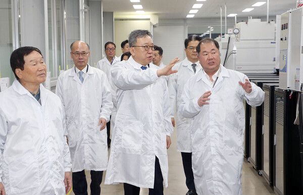 정상혁 신한은행장(앞줄 가운데)이 지난 1월 30일 경기도 화성시에 위치한 디와이피㈜ 화성 공장을 방문해 디와이피㈜ 홍순겸 회장(앞줄 왼쪽)과 디와이피㈜ 양준규 사장(앞줄 오른쪽)으로부터 설명을 듣고 있다. /신한은행 제공