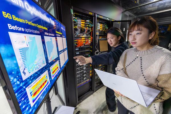 KT직원들이 빔패턴 최적화 기술 검증을 진행하는 모습. [사진=KT] (포인트경제)