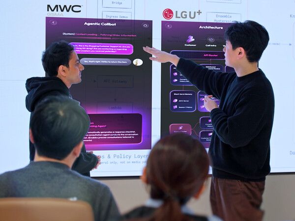 LG유플러스 임직원과 오픈AI 임직원이 회의하고 있는 모습. [사진=LG U+] (포인트경제)