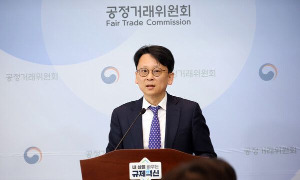유성욱 공정거래위원호 조사관리관이 25일 세종시 정부세종청사에서 포스코이앤씨, 다산건설엔지니어링, 엔씨건설, 케이알산업 등 4개 건설사의 산업안전 부당특약 설정행위에 대해 심의절차가 개시됐다고 밝히고 있다. /사진=뉴시스