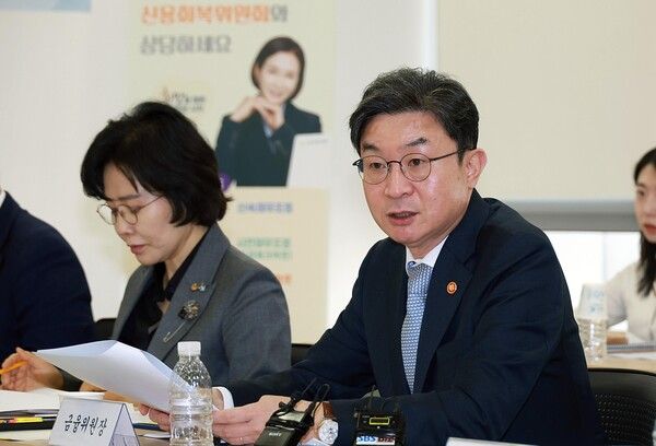 이억원 금융위원장이 26일 서울 광진구 신용회복위원회 광진 서민금융통합지원센터에서 열린 제2차 포용적 금융 대전환 회의에 참석해 발언하고 있다. /금융위원회