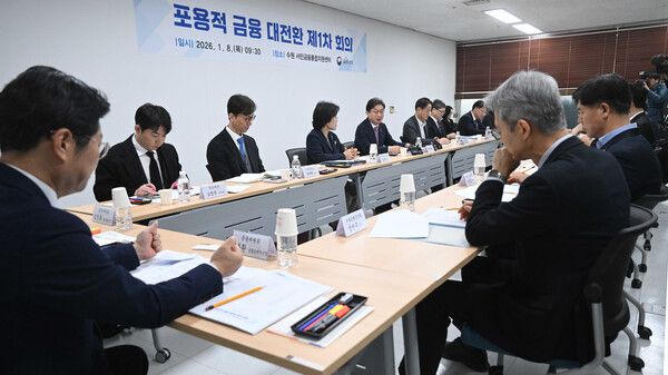 이억원 금융위원회 위원장이 지난달 8일 오전 경기 수원시 팔달구 수원서민금융통합지원센터에서 열린 포용적 금융 대전환 제1차 회의에서 발언하고 있다. /사진=뉴시스