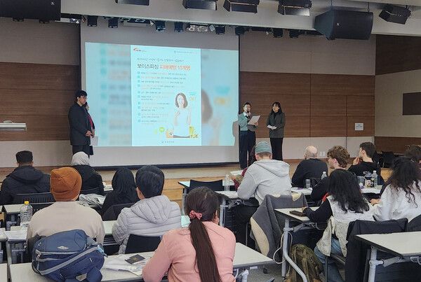 BNK경남은행 중국·베트남 국적 직원들이 울산대학교 외국인 유학생들을 대상으로 보이스피싱 예방 및 불법 환전거래의 위험성에 관한 금융교육을 하고 있다.