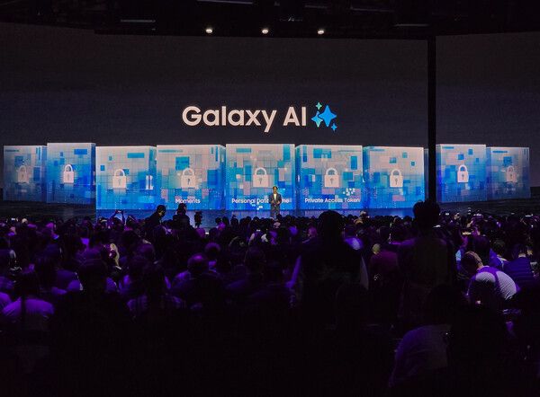 25일(현지시간) 미국 샌프란시스코에서 개최된 상반기&nbsp; '갤럭시 언팩 2026'에서 신제품을 소개하고 있는 모습 /삼성전자 제공