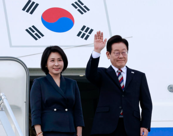 튀르키예 국빈 방문 일정을 마친 이재명 대통령과 김혜경 여사가 지난해 11월 25일(현지 시간) 앙카라 에센보아 국제공항에서 공군 1호기에 올라 인사하고 있다. /사진=뉴시스