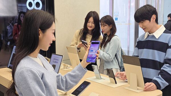 삼성 강남에 오픈한 '갤럭시 스튜디오'에서 방문객들이 '갤럭시 S26 울트라'의 '프라이버시 디스플레이' 기능을 체험하는 모습