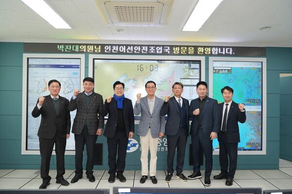 지난 3일 노동진 수협중앙회 회장(오른쪽 네번째부터)과 박찬대 국회의원이 인천어선안전조업국을 방문하여 기념사진을 촬영중이다. /수협 제공