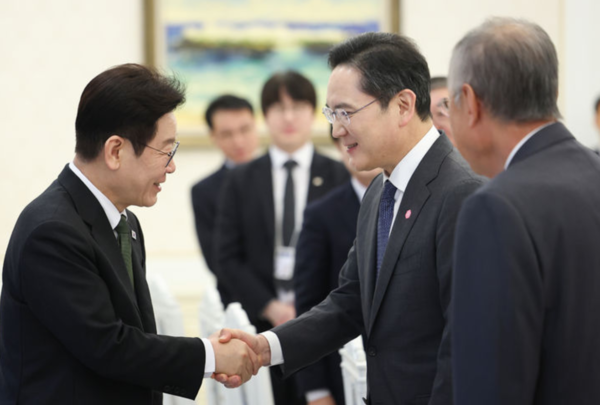 이재명 대통령이 4일 청와대에서 열린 청년일자리와 지방투자 확대를 위한 기업간담회에 입장하며 이재용 삼성전자 회장과 악수하고 있다. /청와대통신사진기자단