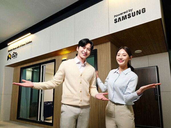 삼성전자 모델이&nbsp;4일부터&nbsp;7일까지 일산 킨텍스에서 열리는&nbsp;국내 최대 건축박람회&nbsp;'2026&nbsp;코리아빌드위크'에서삼성전자 AI&nbsp;홈 기반&nbsp;'모듈러 홈 솔루션'을 소개하고 있다.